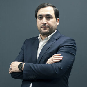 						از همراهی و همکاری ارزشمند و ثمربخش شما نخبگان گرامی که با دانش، بینش و تلاش خستگی‌ناپذیر خود، آینده‌ای روشن برای دانشگاه و صنعت کشور رقم می‌زنید، صمیمانه سپاسگزارم. امیدوارم همواره در سایه عنایت خداوند، پرتوان و با نشاط توفیقات روزافزون حاصل کنید